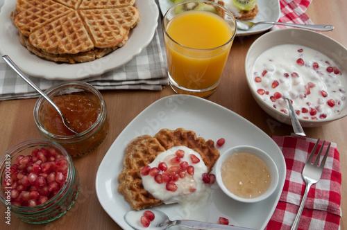 Vollkorn Waffeln mit Obst zum Fr  hst  ck