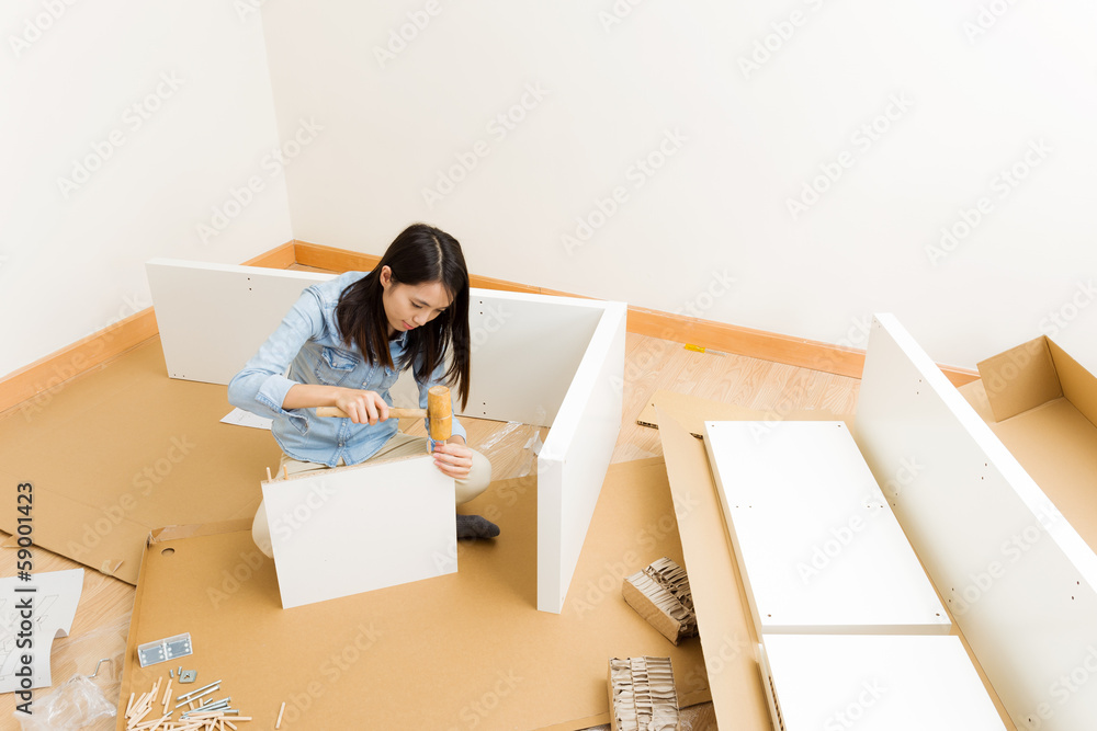 Fotografie Asian woman assembling closet