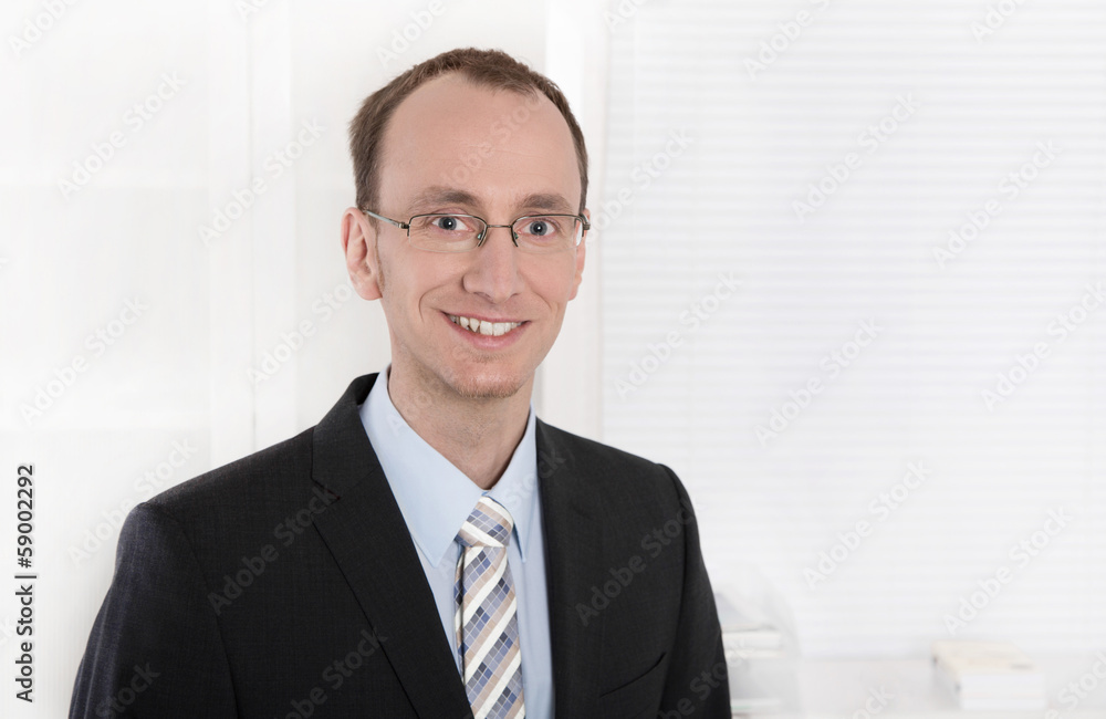 Bewerbungsfoto eines Akademikers oder Hochschulabsolventen Bewerbungsfoto eines Akademikers oder Hochschulabsolventen