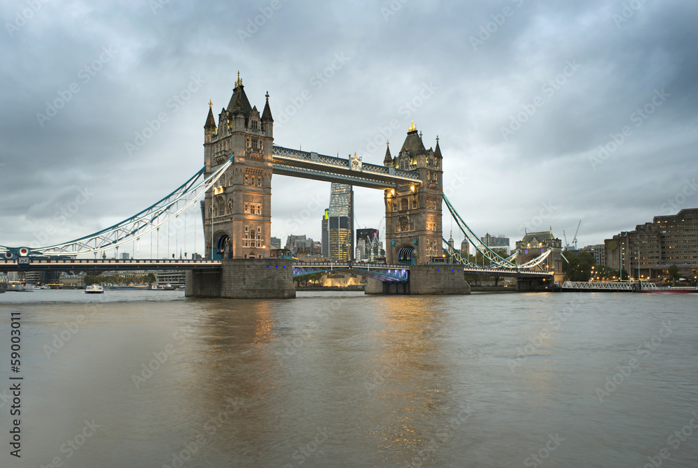 Fototapeta premium London Tower Bridge na zachód słońca