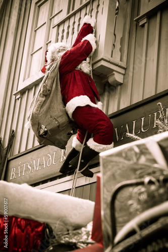 Père Noël en distribution de cadeaux