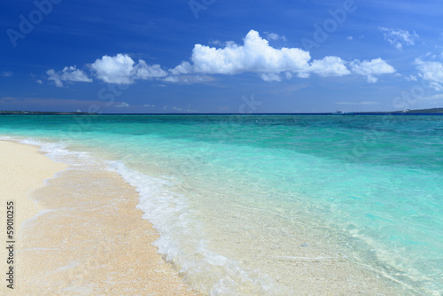 美しい沖縄のビーチと夏空