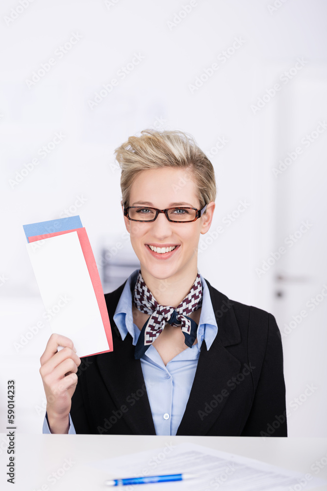 freundliche mitarbeiterin hält flug-unterlagen in der hand freundliche mitarbeiterin hält flug-unterlagen in der hand