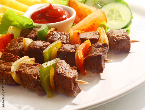Beef and pepper kebabs with tomato ketchup