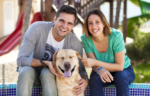 Coppia felice con il loro cane nel parco