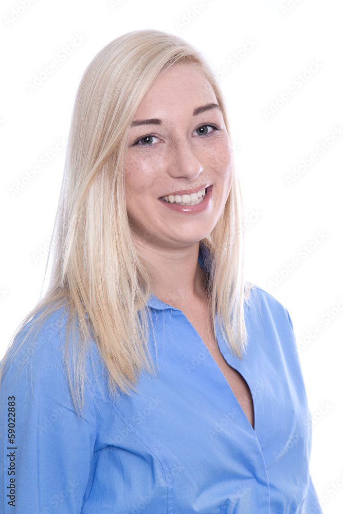 Junge blonde Frau mit Sommersprossen isoliert auf Weiß Junge blonde Frau mit Sommersprossen isoliert auf Weiß