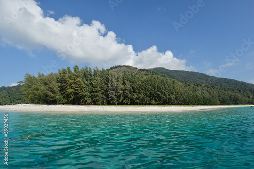 Sandy coast and clear sea of the Tarutao marine National Park. S © wildarun