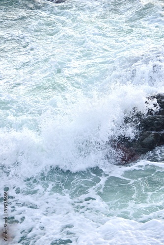 波と岩肌 © 歌うカメラマン