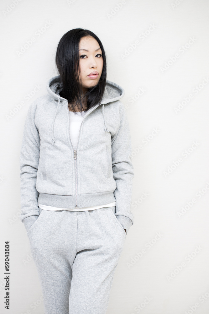 スウェットパーカで立つ女性
