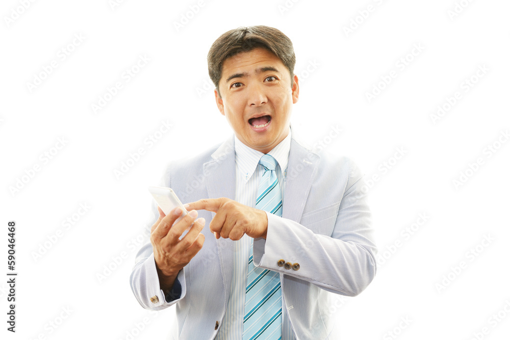 スマートフォンを持つ男性