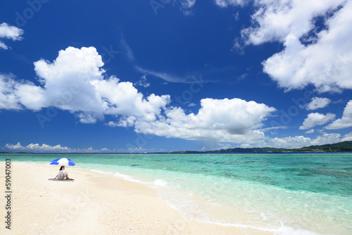 沖縄の美しいビーチで寛ぐ女性