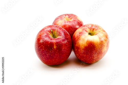 Frische Rote Äpfel auf weißem Hintergrund