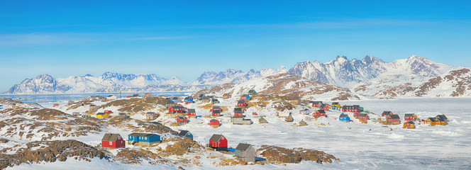 Papier peint photo Arctique Paysage sauvage du Groenland enneigé  © Laurentiu Iordache