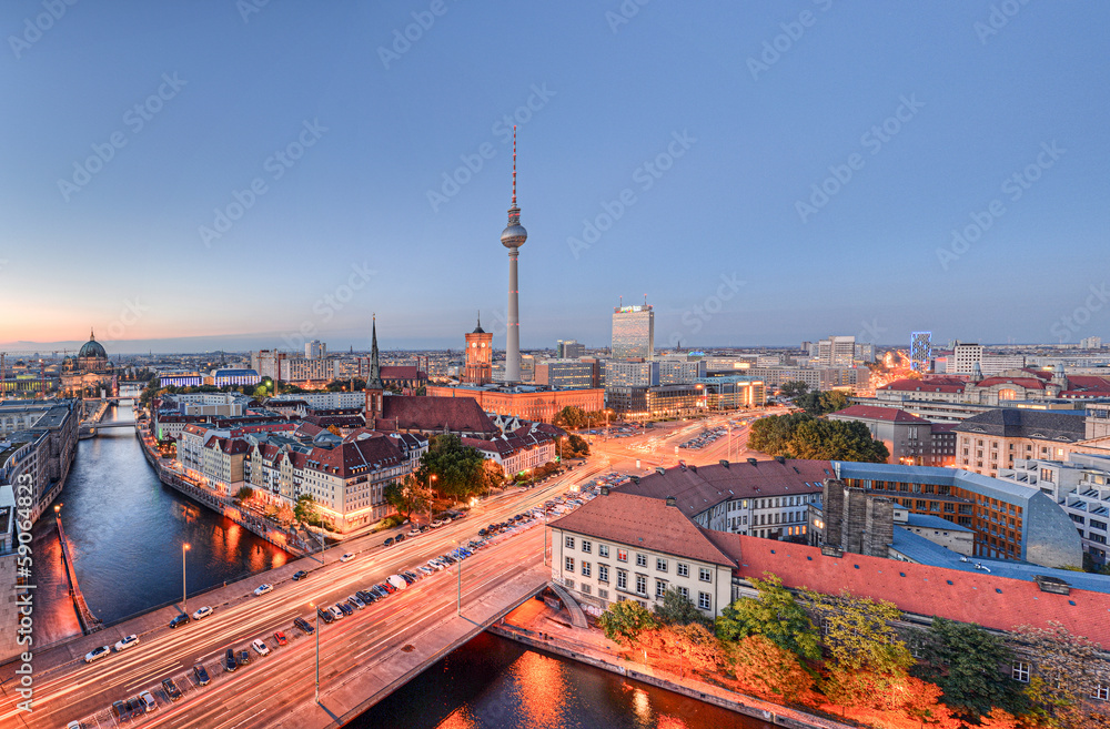 Berlin von oben am Abend