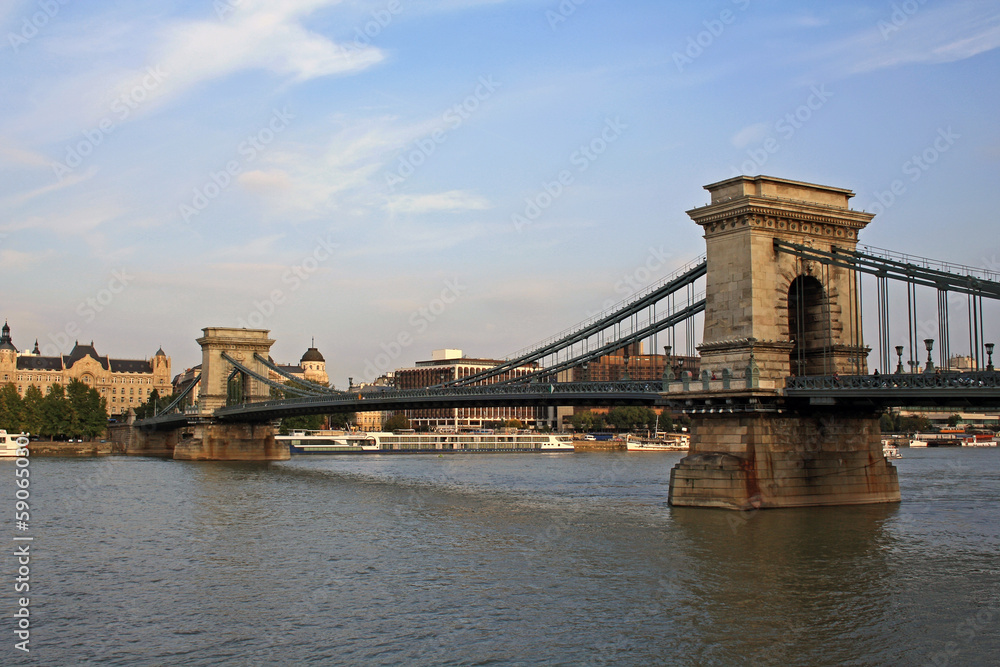 Obraz premium The Széchenyi Chain Bridge in Budapest