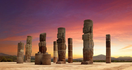 Sierkussen Mexico Tolteekse strijders van Tula Mexico  © soft_light