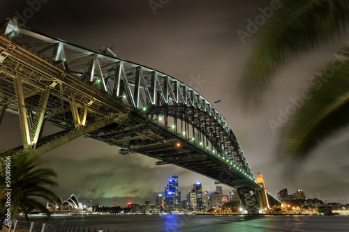 Harbourbridge mit der Oper in Sydney bei Nacht photo