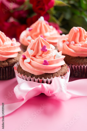 Cupcakes, Rosen im Hintergrund