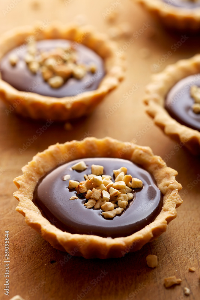 Tart with milk chocolate and roasted cashew nuts