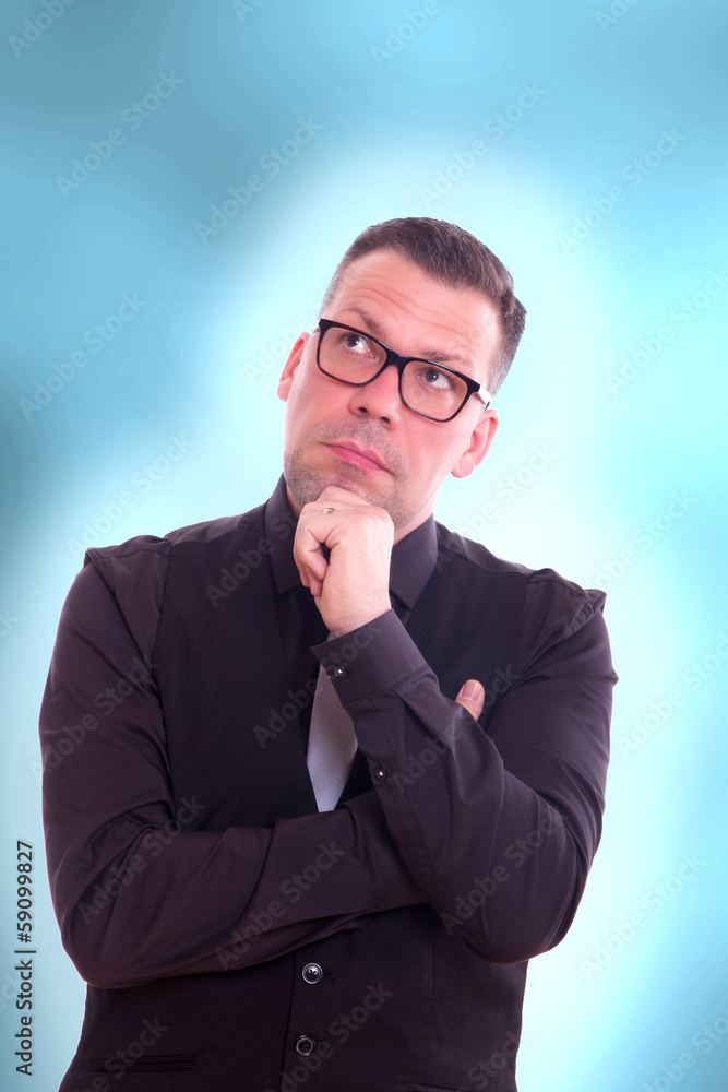 ein Mann im schwarzem Hemd plant ein ein Mann im schwarzem Hemd plant ein