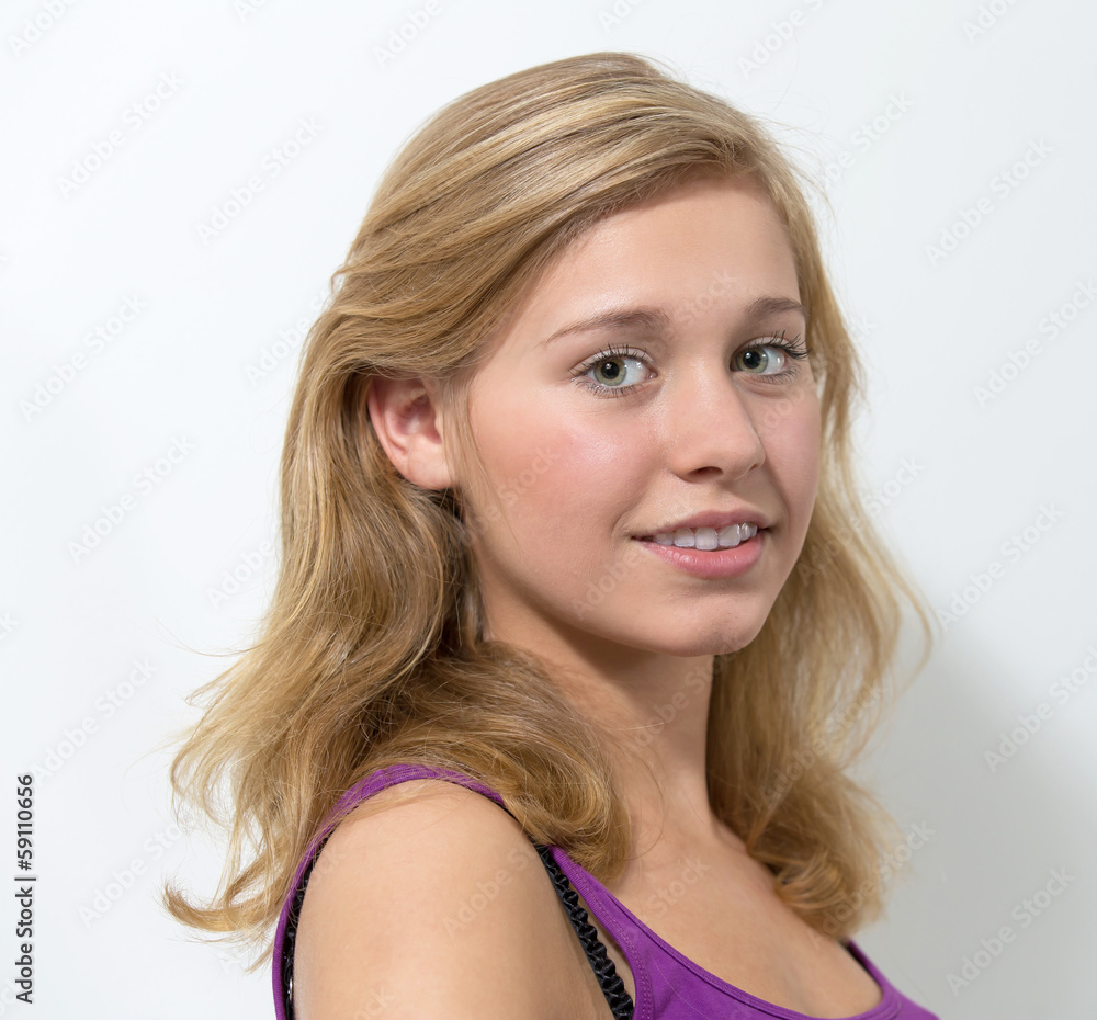 Schöne blonde Frau schaut in die Kamera Schöne blonde Frau schaut in die Kamera