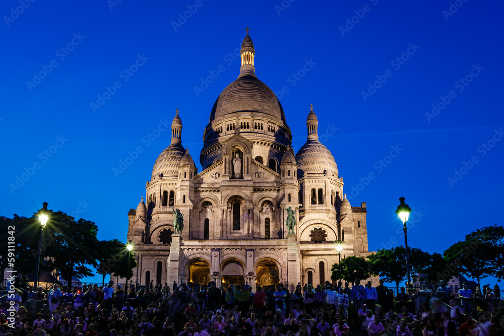 Obraz premium Sacre Coeur Cathedral on Montmartre Hill at Dusk, Paris, France