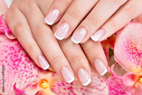 Photo Beautiful woman's nails with french manicure
