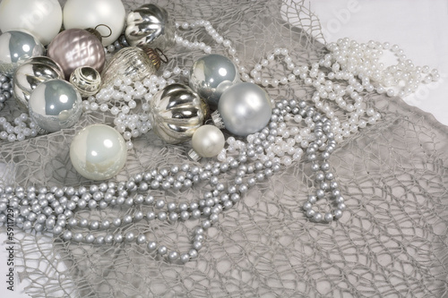 Weihnachtsstileben mit Perlen