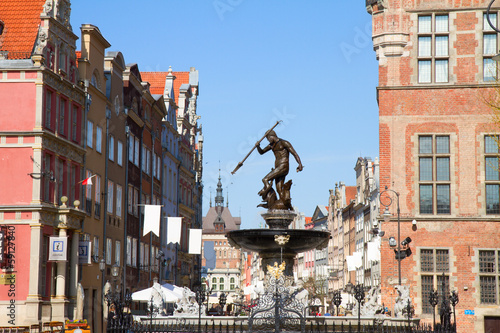 Fotografiet The Neptune fountain and old town of Gdansk