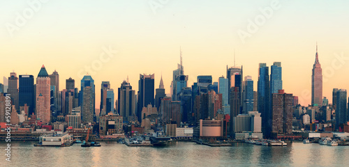 Fototapeta samoprzylepna panorama na Nowy Jork o wschodzie słońca