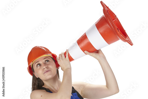Bauarbeiterin nutzt Pylon als Megaphon