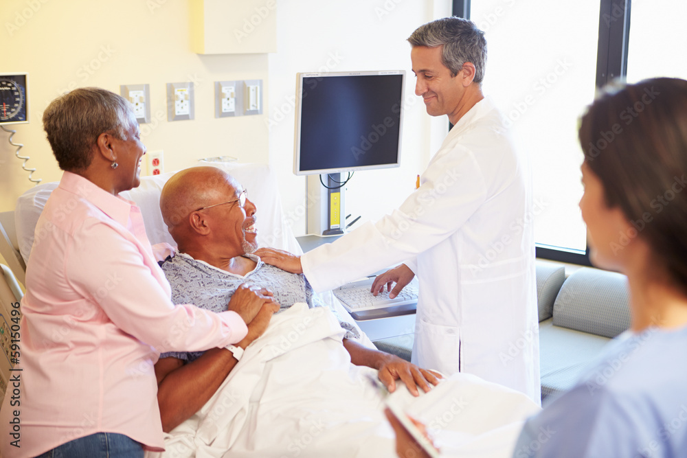 Obraz premium Medical Team Meeting With Senior Couple In Hospital Room