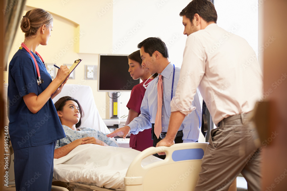 Obraz premium Medical Team Meeting Around Female Patient In Hospital Room