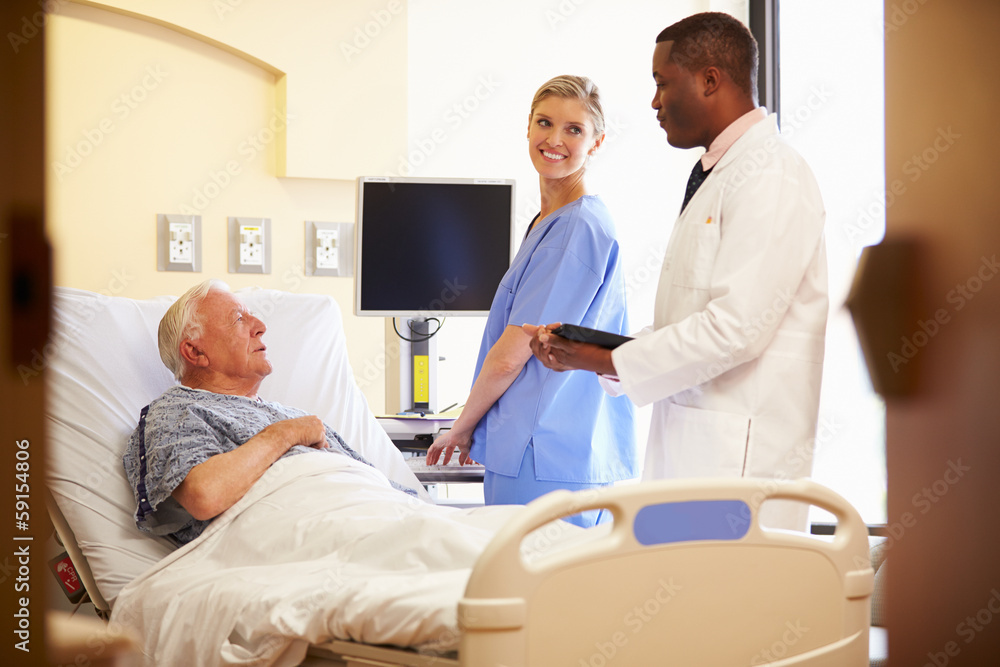 Obraz premium Medical Team Meeting With Senior Man In Hospital Room