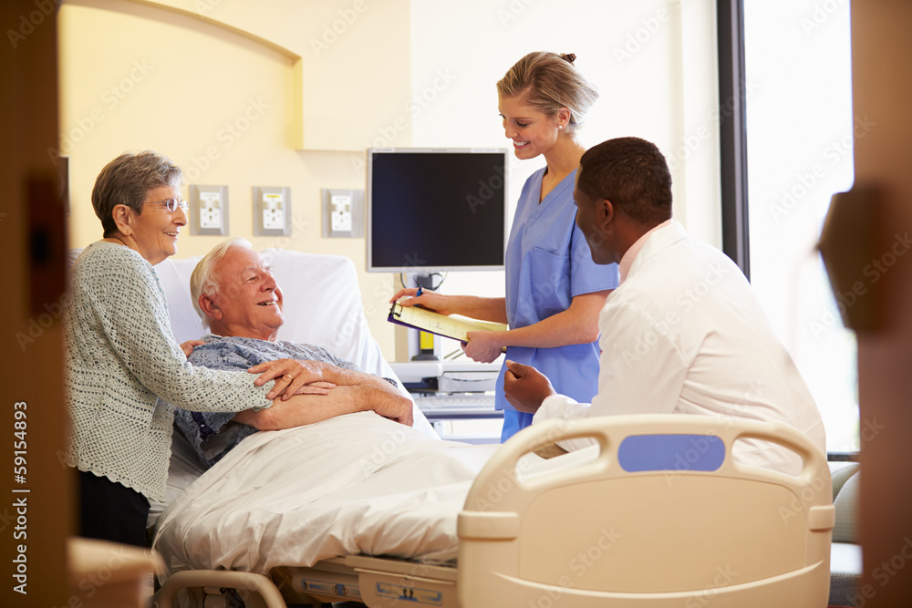 Obraz premium Medical Team Meeting With Senior Couple In Hospital Room