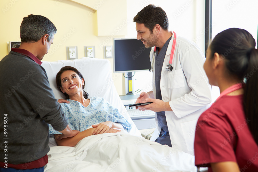 Obraz premium Medical Team Meeting With Couple In Hospital Room