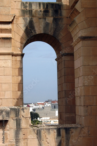 El Jem - The Roman amphitheater at the edge of the Tunisian dese