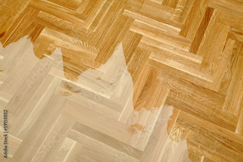 Cuadro en lienzo Varnishing of oak parquet floor, first layer of lacquer