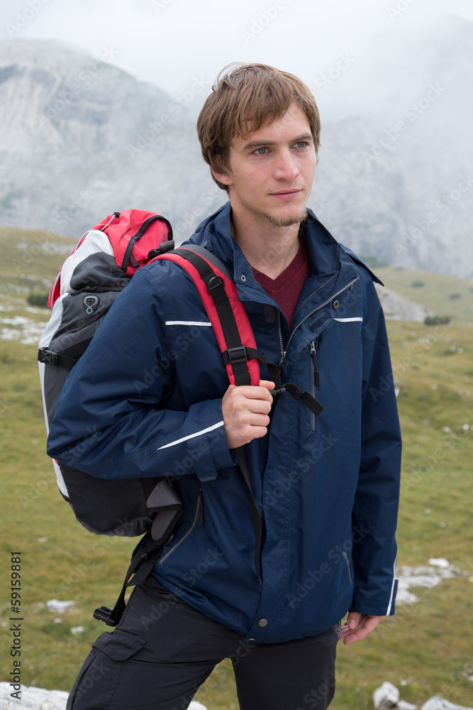 Junger Mann beim Wandern in den Bergen