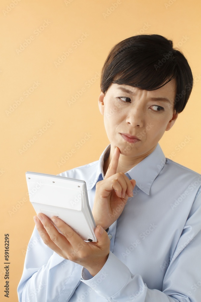 支払いを悩む女性