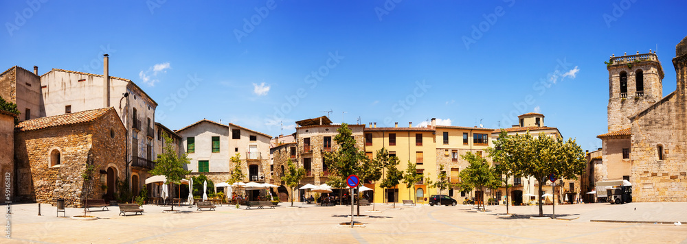 Obraz premium Panorama of town square. Besalu