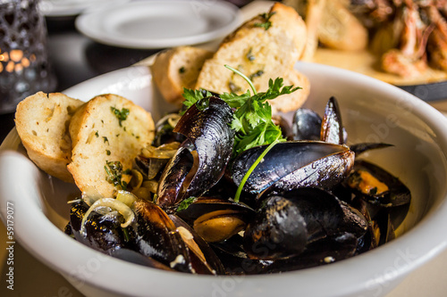 Mussels in shell fried with garlic toasts