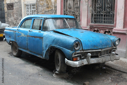 Wall Mural Wrecked old car in La Havana in Cuba