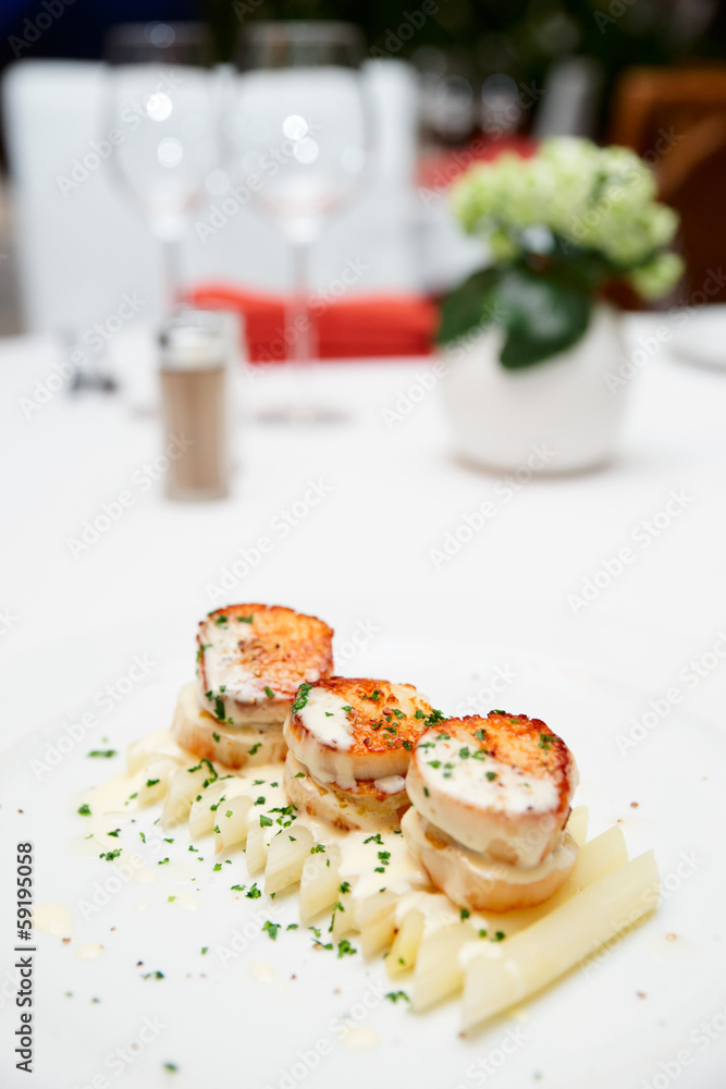 Fried scallops with white asparagus and cream sauce