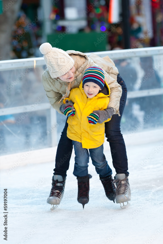 Fototapeta premium family ice skating