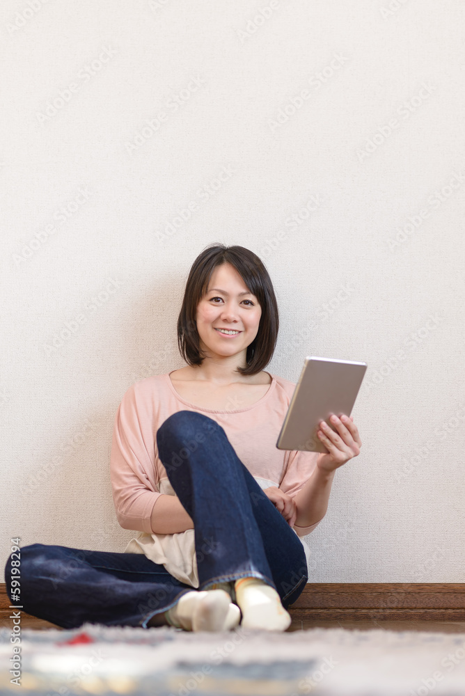タブレット端末を使う女性 タブレット端末を使う女性