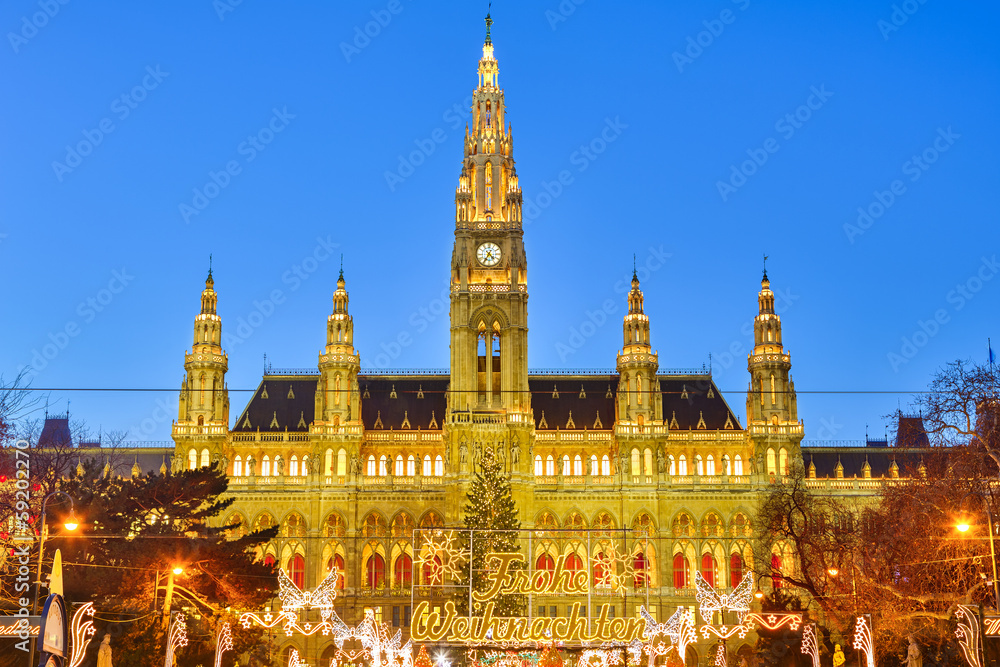 Fototapeta premium Rathaus and Christmas market in Vienna