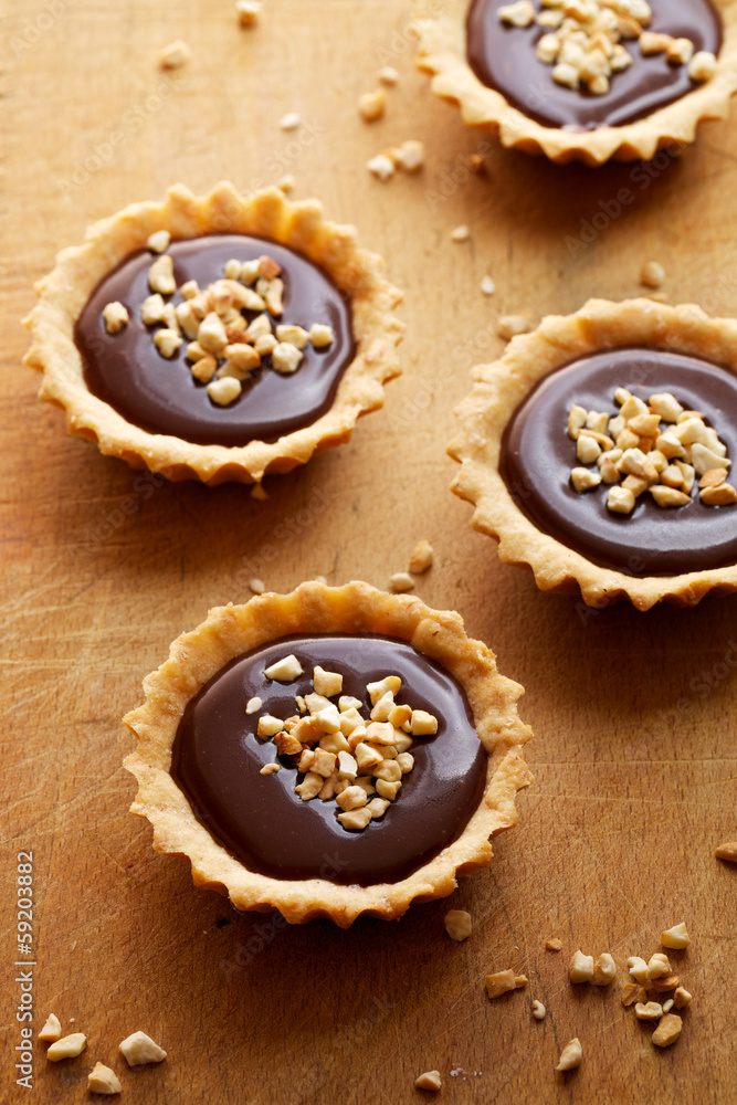 Tart with milk chocolate and cashew nuts
