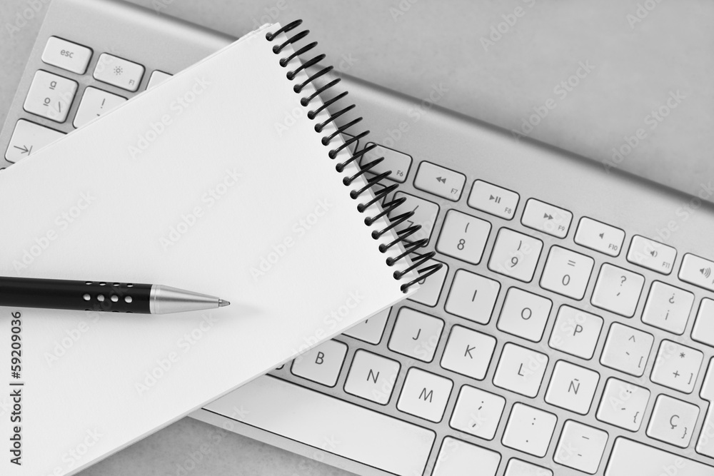 Teclado de ordenador, bloc de notas, idea Teclado de ordenador, bloc de notas, idea