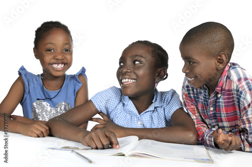 Drei afrikanische Kinder beim Lernen photo